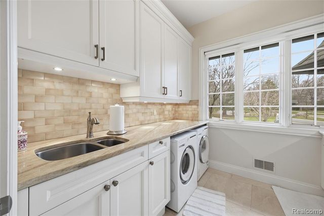 5230 Clarendon Crest Street, Bloomfield Hills, MI 48302