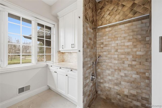 5230 Clarendon Crest Street, Bloomfield Hills, MI 48302