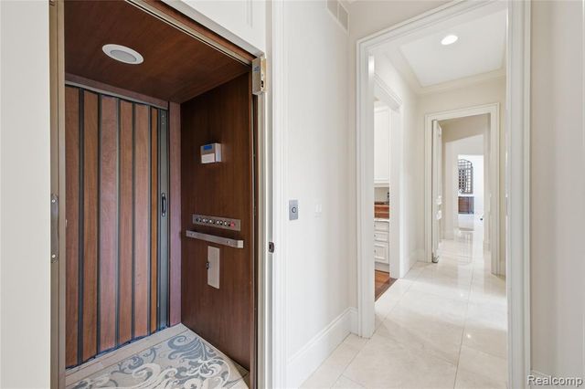 5230 Clarendon Crest Street, Bloomfield Hills, MI 48302