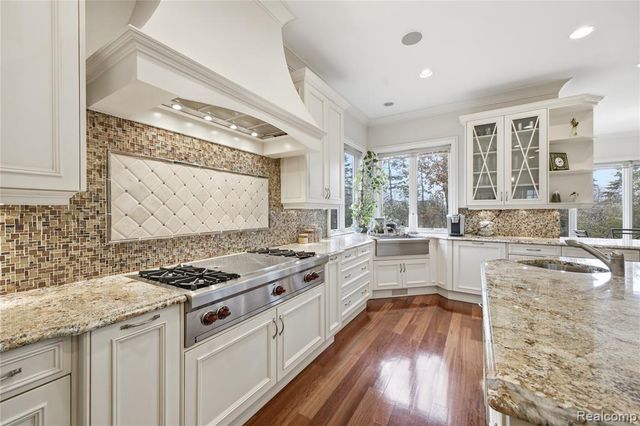 5230 Clarendon Crest Street, Bloomfield Hills, MI 48302