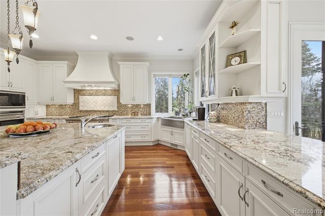 5230 Clarendon Crest Street, Bloomfield Hills, MI 48302