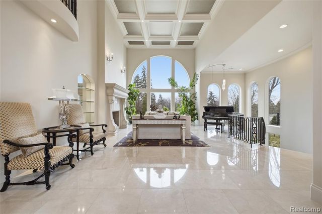 5230 Clarendon Crest Street, Bloomfield Hills, MI 48302