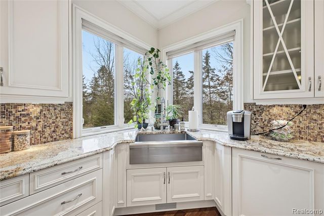 5230 Clarendon Crest Street, Bloomfield Hills, MI 48302