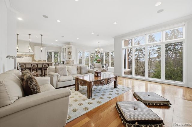 5230 Clarendon Crest Street, Bloomfield Hills, MI 48302