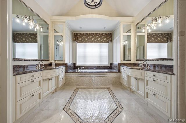 5230 Clarendon Crest Street, Bloomfield Hills, MI 48302