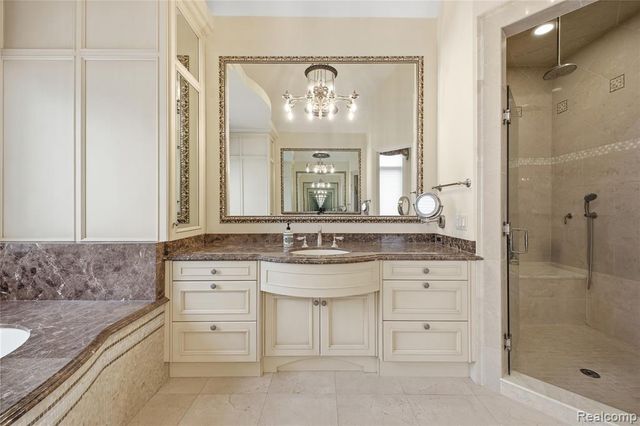 5230 Clarendon Crest Street, Bloomfield Hills, MI 48302