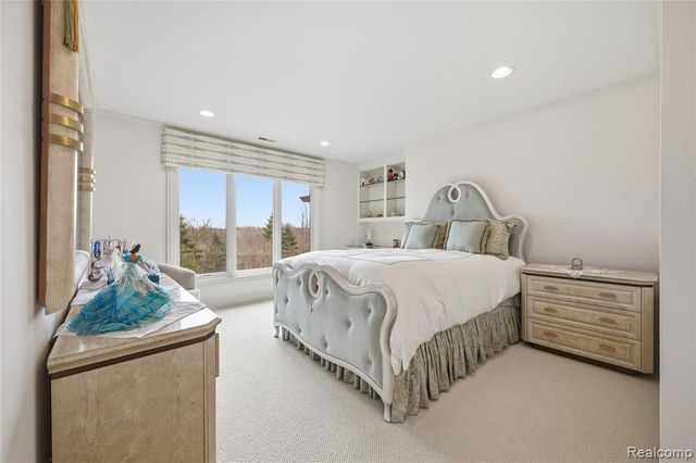 5230 Clarendon Crest Street, Bloomfield Hills, MI 48302