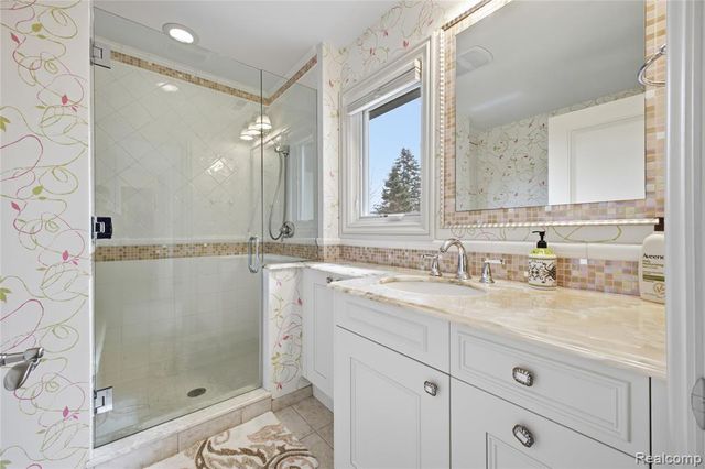 5230 Clarendon Crest Street, Bloomfield Hills, MI 48302