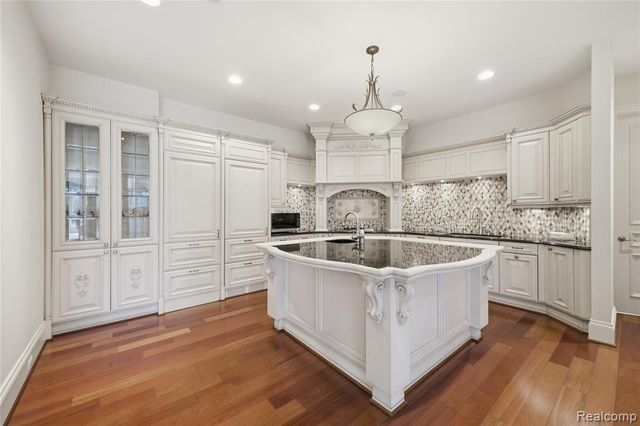 5230 Clarendon Crest Street, Bloomfield Hills, MI 48302