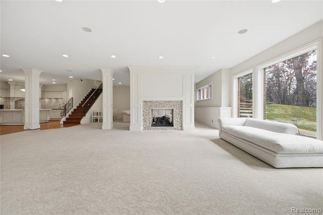 5230 Clarendon Crest Street, Bloomfield Hills, MI 48302