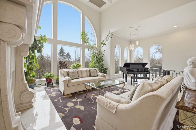 5230 Clarendon Crest Street, Bloomfield Hills, MI 48302