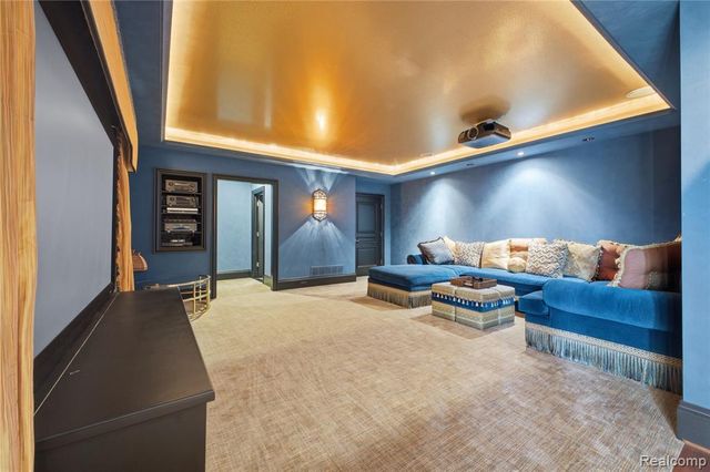 5230 Clarendon Crest Street, Bloomfield Hills, MI 48302