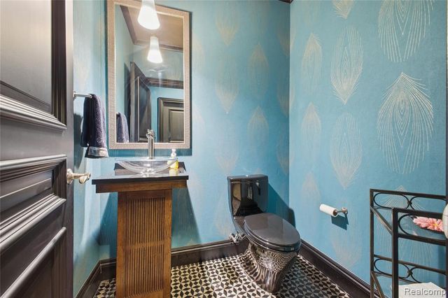 5230 Clarendon Crest Street, Bloomfield Hills, MI 48302