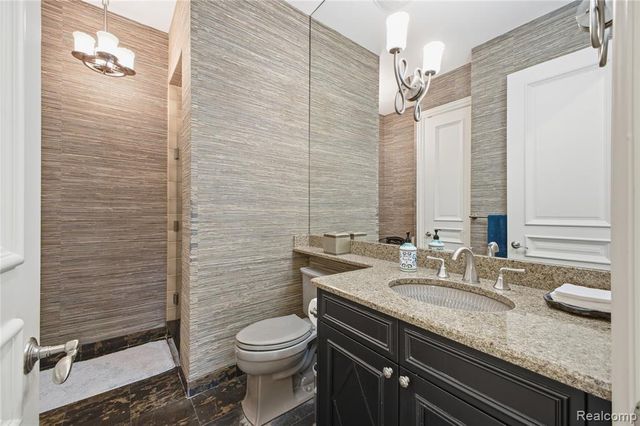 5230 Clarendon Crest Street, Bloomfield Hills, MI 48302