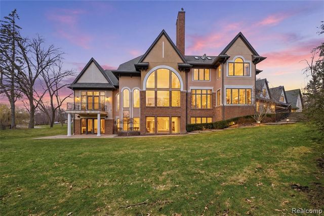 5230 Clarendon Crest Street, Bloomfield Hills, MI 48302