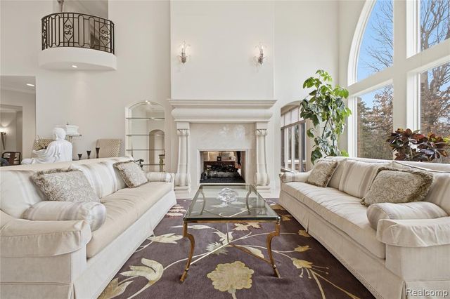 5230 Clarendon Crest Street, Bloomfield Hills, MI 48302