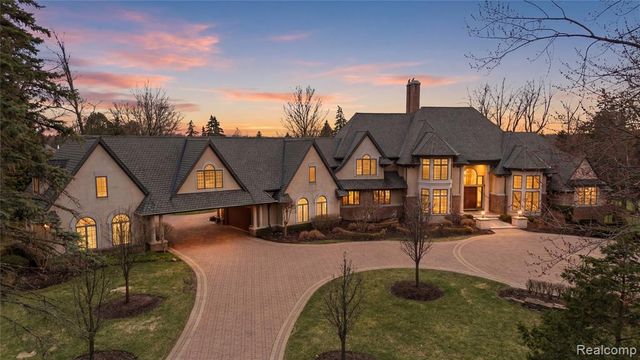 5230 Clarendon Crest Street, Bloomfield Hills, MI 48302