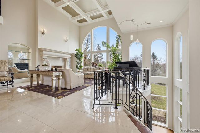 5230 Clarendon Crest Street, Bloomfield Hills, MI 48302