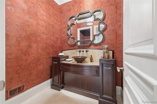 5230 Clarendon Crest Street, Bloomfield Hills, MI 48302