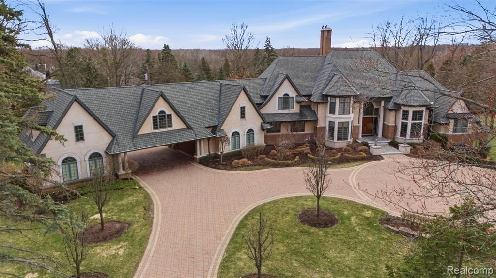 5230 Clarendon Crest Street, Bloomfield Hills, MI 48302