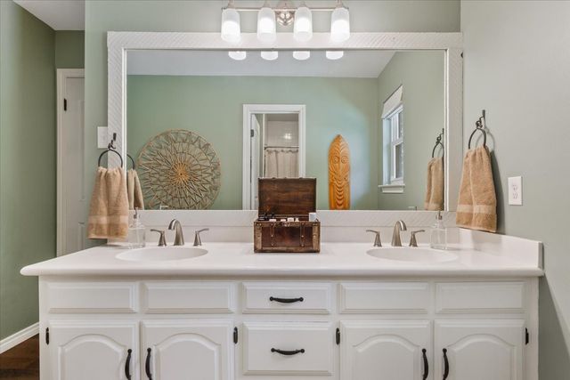 1033 Wedgewood Drive, Woodway, TX 76712