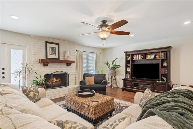 1033 Wedgewood Drive, Woodway, TX 76712