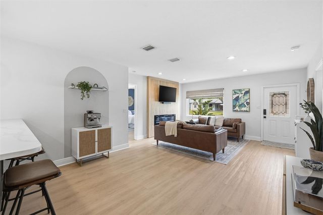 232 42ND AVENUE NE, St Petersburg, FL 33703