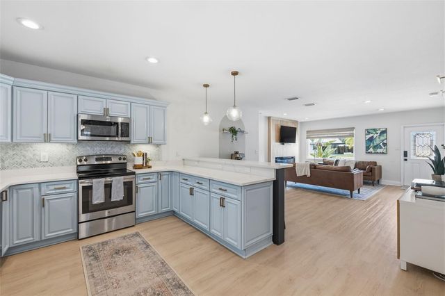 232 42ND AVENUE NE, St Petersburg, FL 33703