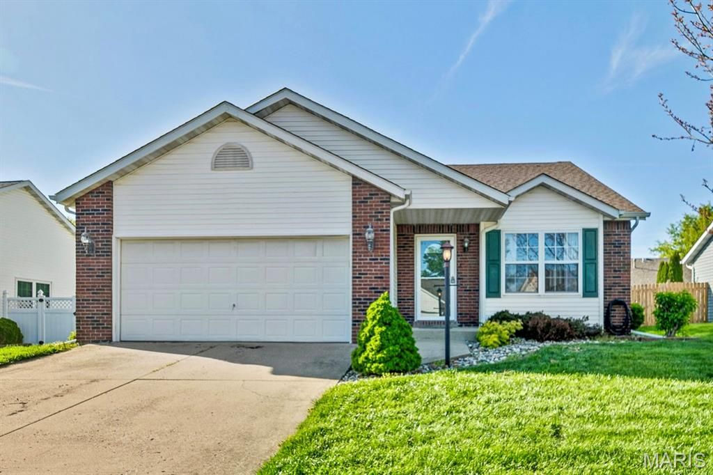 14 Jennifer Drive, Glen Carbon, IL 62034