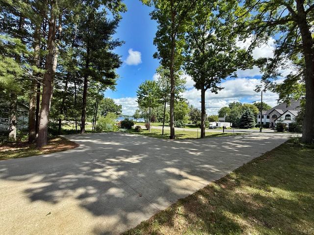 11310 E Royal Road, Morton Twp, MI 49346
