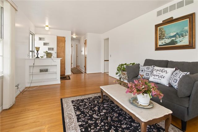 1103 Five Mile Line Road, Webster, NY 14580