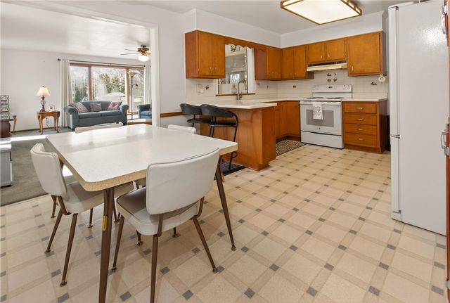 1103 Five Mile Line Road, Webster, NY 14580