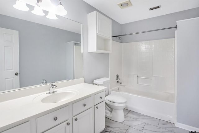 5718 Gloucester Dr, Tyler, TX 75707