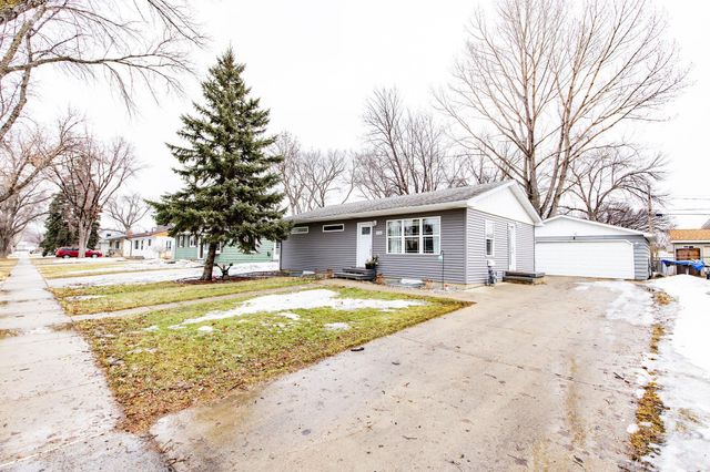 1438 19th Street S, Fargo, ND 58103