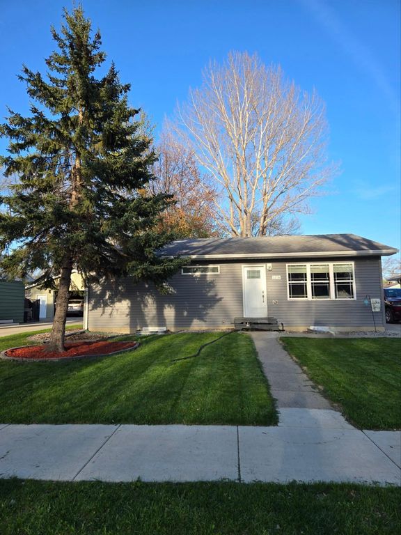 1438 19th Street S, Fargo, ND 58103