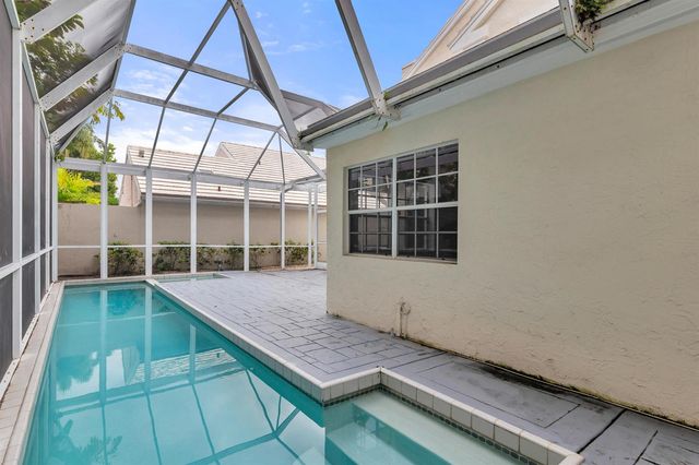 22 Selby Lane, Palm Beach Gardens, FL 33418