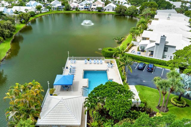 22 Selby Lane, Palm Beach Gardens, FL 33418