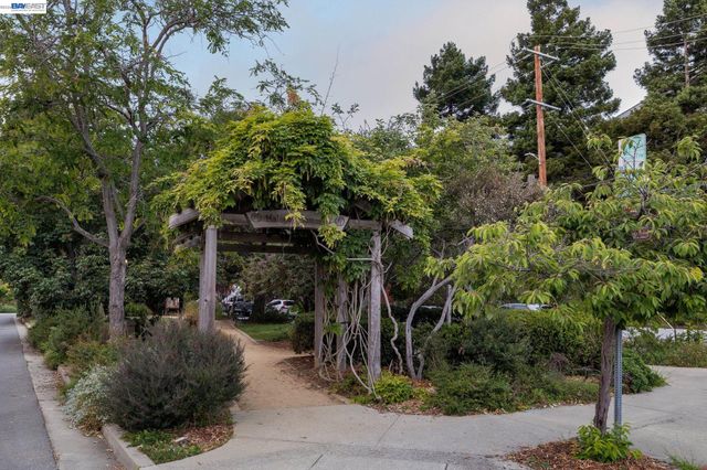 3039 HALCYON COURT, Berkeley, CA 94705