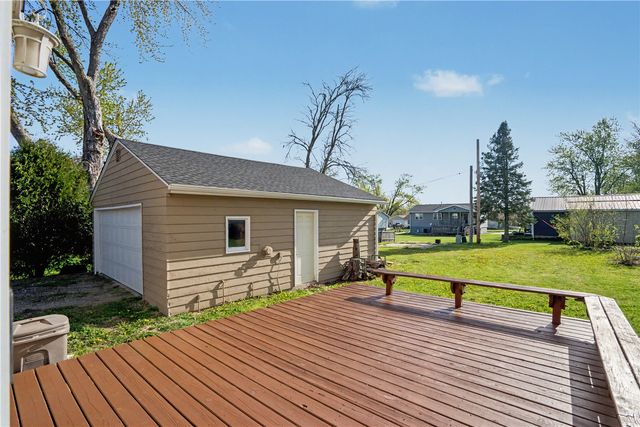 250 Vanderbilt St, Fairfax, IA 52228