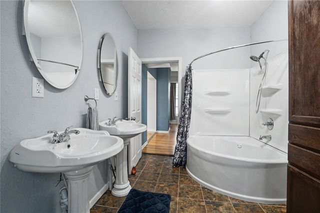 250 Vanderbilt St, Fairfax, IA 52228