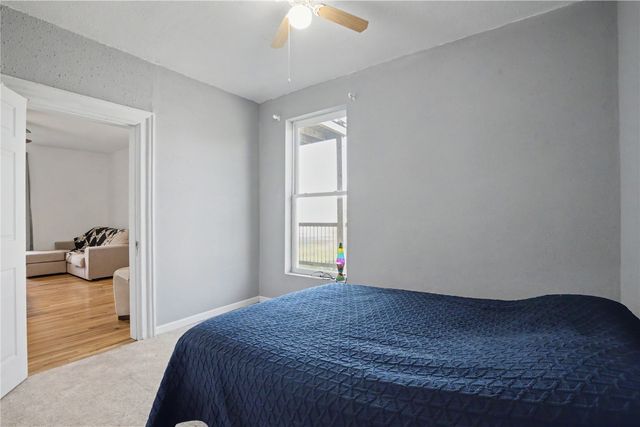 250 Vanderbilt St, Fairfax, IA 52228
