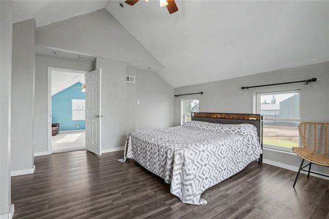 250 Vanderbilt St, Fairfax, IA 52228