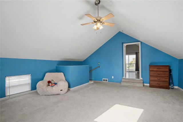 250 Vanderbilt St, Fairfax, IA 52228
