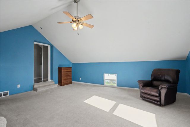 250 Vanderbilt St, Fairfax, IA 52228