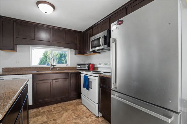 250 Vanderbilt St, Fairfax, IA 52228