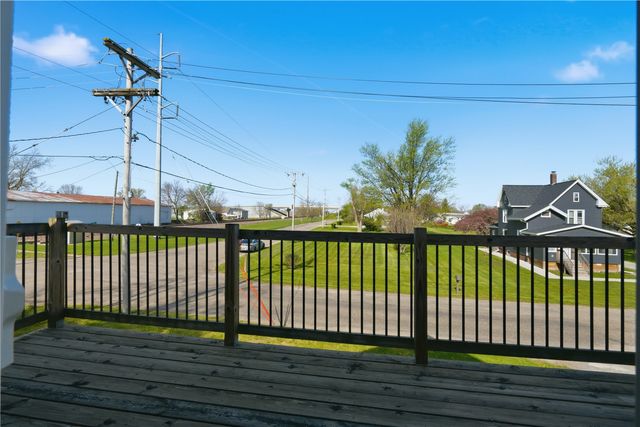 250 Vanderbilt St, Fairfax, IA 52228