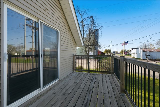 250 Vanderbilt St, Fairfax, IA 52228
