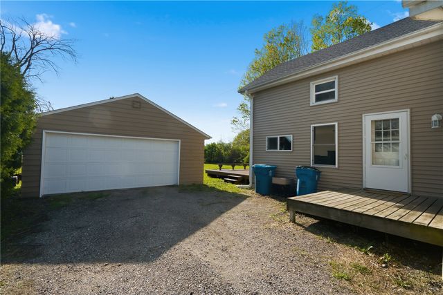 250 Vanderbilt St, Fairfax, IA 52228