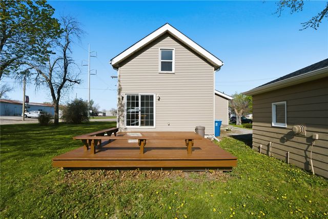 250 Vanderbilt St, Fairfax, IA 52228
