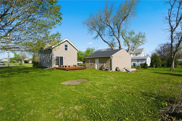 250 Vanderbilt St, Fairfax, IA 52228